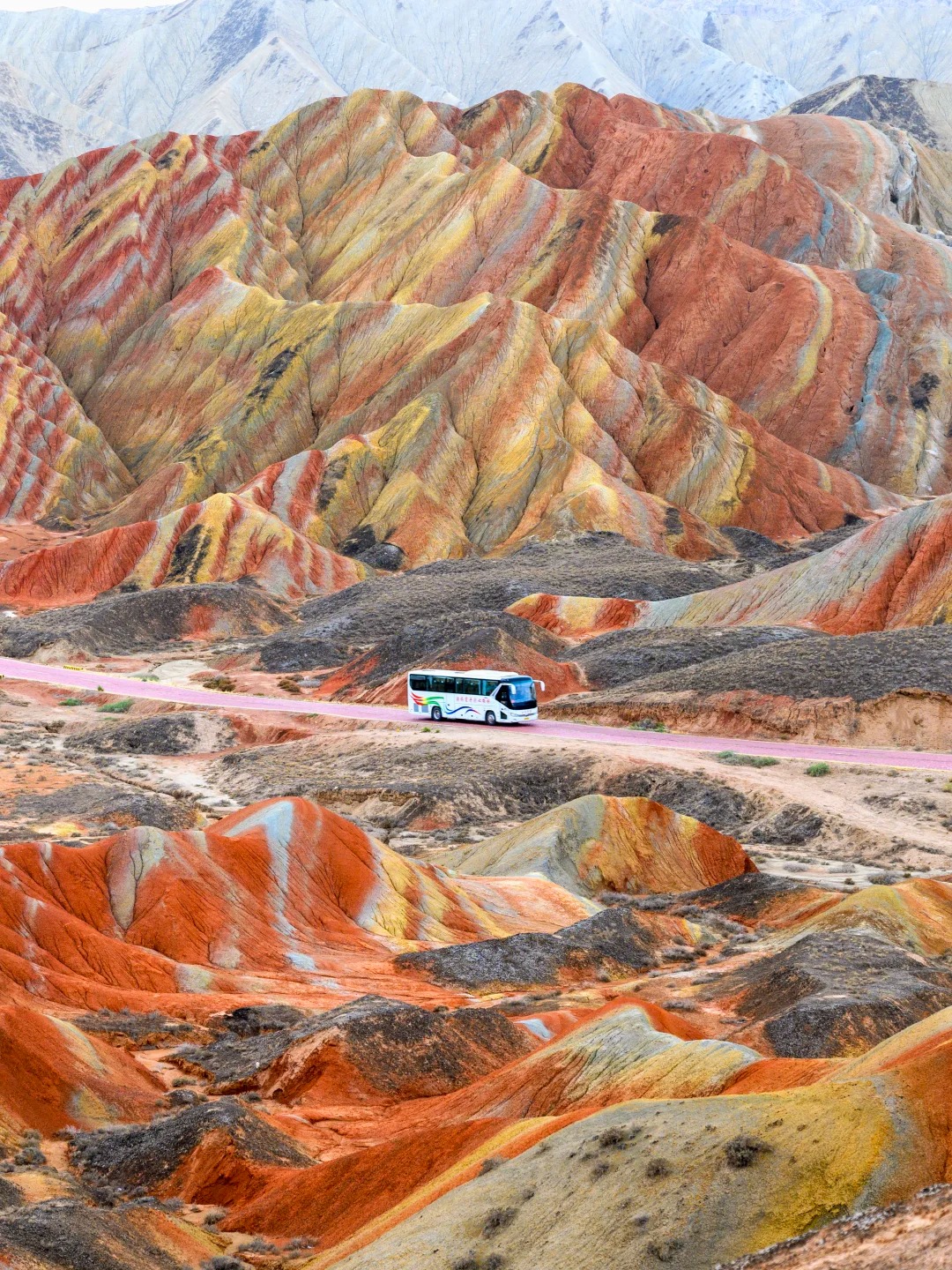 Plateau lakes, grasslands and mountain scenery in Qinghai, China