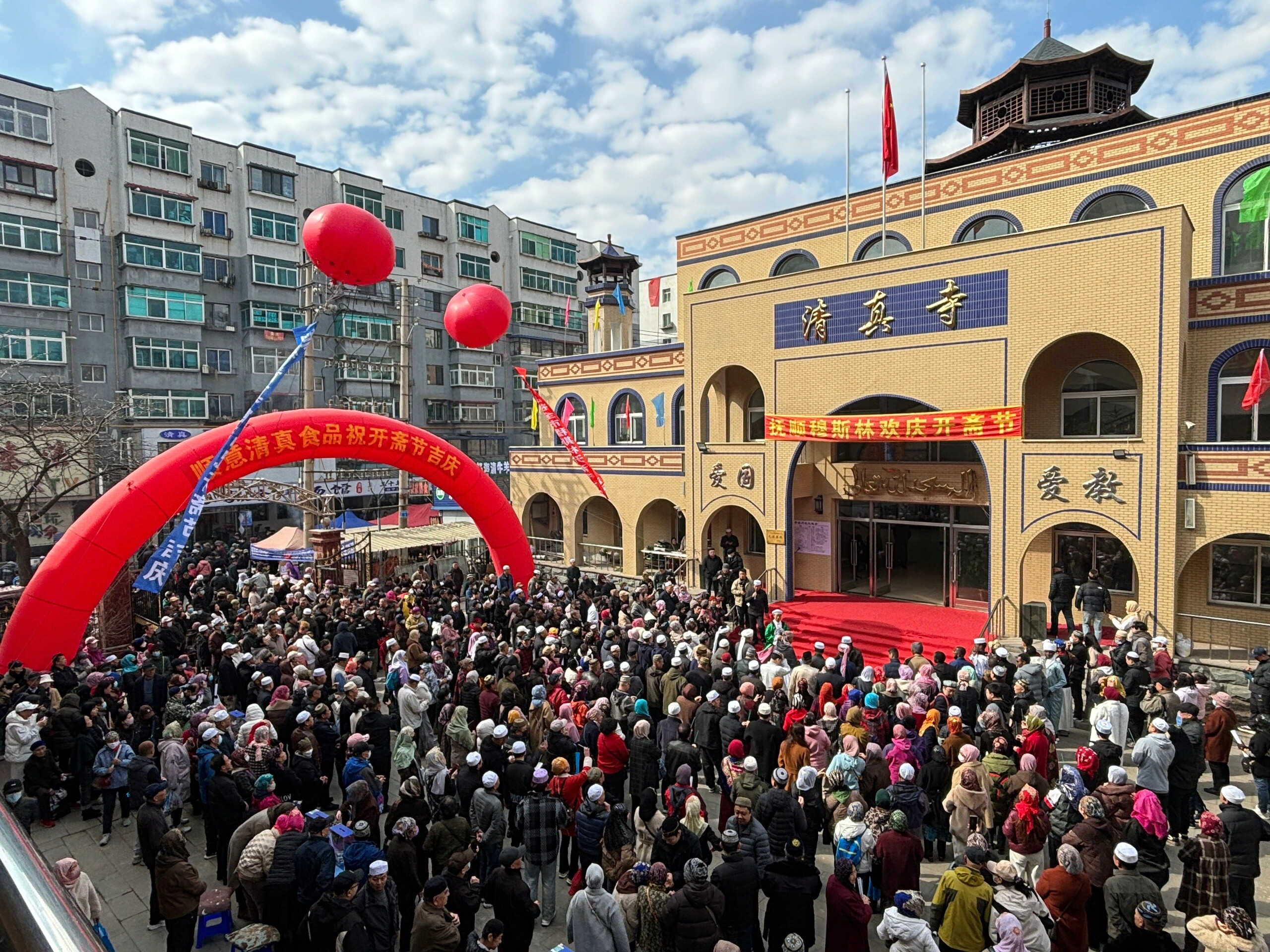 Mosque and prayer stops along China travel routes